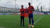 佩莱100场刘彬彬200场纪念仪式  队友观众席上送祝福