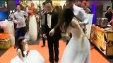 爆新鲜-20161127-实拍婚礼现场两新娘开撕 路人纷纷围观