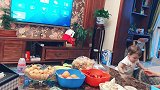 小宝宝好聪明，自己擦鼻涕的动作好娴熟，简直太可爱了！