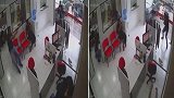 巴西：一劫匪欲持枪抢劫商店，一名男顾客发现拔枪与其对射
