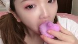 吃冰小姐姐直播吃冰奶包子，一口下去全是水果丁，好吃又解馋！