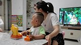 小孔宝来姐姐家玩玩具，又发现一个新玩具来，快让妈妈教给怎么玩
