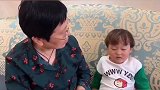 小男孩和奶奶在一起，真的好呆萌呀