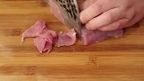 水煮肉片的正宗做法，肉片鲜香滑嫩，麻辣过瘾，下酒又下饭