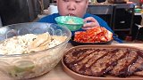 一大盘面，3块大肉饼，一碟泡菜，吃肉的感觉真爽