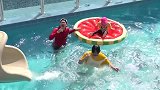 亲子互动：宝宝玩水上滑梯 泳圈都坏了