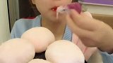 姑娘吃大福，看着真过瘾，对甜品没有抵抗力