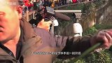 大熊猫和游客合影，看到金发碧眼的美女，主动伸手搂住