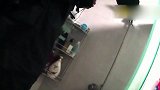 房东修理浴霸偷装摄像头 女租客洗澡发现忙报警