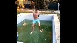 世界上真有轻功水上漂？外国一小伙竟然能在水上漂浮行走