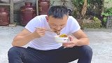 不愧是当过军犬的狗，看见主人开饭了，叼着饭盆就来了！