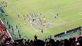 实拍成都vs河南赛后 球迷扔水瓶砸中河南队人员