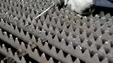 网络上学到了生活妙招，用电钻的震动效率，打落产品上面的碎屑！