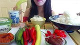美女吃一桌子辣椒搭配白米饭，真能吃辣