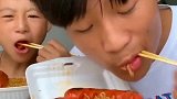 肚子太饿了，吃点好吃的热狗炒粉