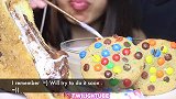 美女试吃烤Nutella榛子巧克力酱棉花糖三明治