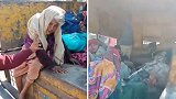 印度：一城市把无家可归老人扔到城外激起民愤，副局长被停职