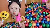 美女直播吃彩色笑脸棒棒糖，各种口味任意选，是我向往的生活！