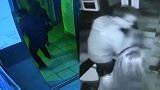 猥琐男尾随女子电梯内强行摸脚 逃跑时还捂嘴嗅闻