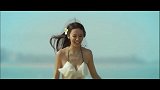 女孩沙滩上玩耍，身材简直太好了，看一眼我就爱上了！