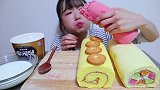 小姐姐吃毛巾卷形状的蛋糕，软甜可口，营养丰富