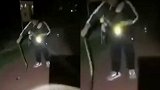 广西南宁：男子徒手抓起眼镜蛇尾巴挑衅，看了让人心惊！