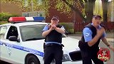 国外恶搞：警察在司机面前耍枪,却意外“走火”,射中旁边工人