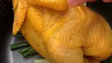 一个电饭煲就可以搞定的盐焗鸡！鲜嫩多汁，我一个人可以吃一只