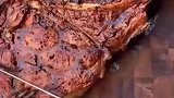 这块牛肉又肥又大，在座哪位想吃呢？