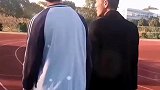 父母来学校看望上高三的孩子，看着孩子疲惫的背影妈妈心疼！