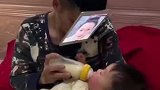 爸爸用平板假扮妈妈，只为哄孩子喝牛奶，这一招真是太绝了