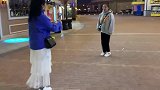 小晨朋友求她一起住宾馆，给二哥打电话征求意见，二哥回答真爽快