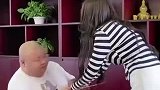 老狗发作品下跪把房本交给媳妇