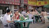 旁桌太吵，小伙让大鹏给他们点颜色看看，大鹏真去了