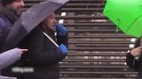国外搞笑，拄拐杖的老头突然表演空翻倒立走路，路人看得目瞪口呆