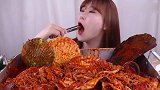 小美女吃辣炖海鲜，搭配首尔蒸海鲜，吃得太过瘾了！
