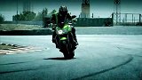 骑士驾驭川崎Z750R摩托疾驰狂飙
