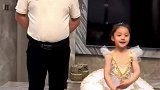爸爸陪女儿跳舞当舞伴，爸爸的陪伴会让女孩更自信