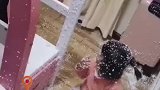 姐妹俩偷玩泡沫箱，房间秒变“雪屋”。妈妈：没有吸入口鼻，但很崩溃！