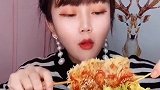 姑娘吃炸串吃得太香了