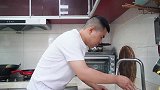 超小厨做“剁椒碟鱼头”4只鱼头一瓶剁椒，吃鱼肉汤拌饭，真过瘾