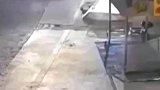 小伙突然听到楼下呼叫声，毫不犹豫徒手去接坠落孩子
