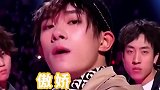 易烊千玺  易烊千玺手腕上画千纸鹤 这是个什么又酷又萌的宝宝啊，猫腰加小碎步也太可爱了！