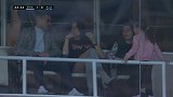 心系球队!拉莫斯携家人看台观战 美艳女友身材抢镜