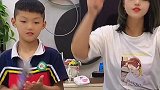 儿子和妈妈在家竟玩这种游戏，是亲生的吗？看智商不太像！