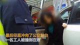 女司机错把油门当刹车冲撞公交站台 2人受伤5车受损