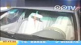 着急赶路 两辆大货车挤烂小轿车