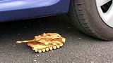 把玩具坦克放到汽车下，你猜它能挡住汽车的碾压吗？太厉害了