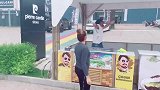 冰淇淋老板遇到知音了，和小姐姐热舞也太可爱了!