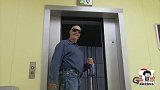 国外搞笑恶作剧盲人摔进电梯间，路人阻止不及